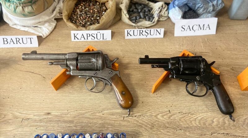 Kahramanmaraş'ta Operasyon 2 Kişi Yakalandı. Kahramanmaraş'ta düzenlenen ruhsatsız silah operasyonunda 2 kişi gözaltına alındı.